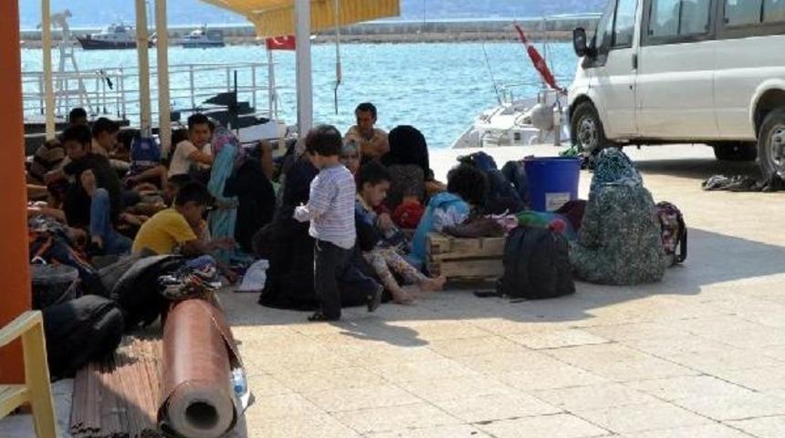 Ayvalık'ta Lastik Bot I&ccedil;inde 57 Afgan Yakalandı