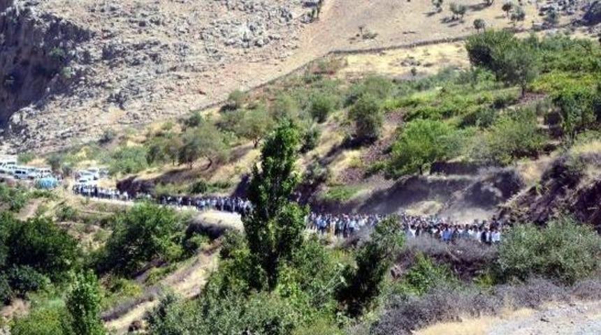 Şehit Er Mansur Cengiz, K&uuml;rt&ccedil;e Ağıtlarla Toprağa Verildi