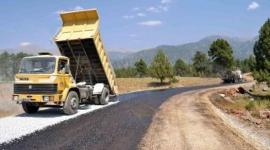 Mersin B&uuml;y&uuml;kşehir, İl&ccedil;e Yollarını Bakıma Aldı