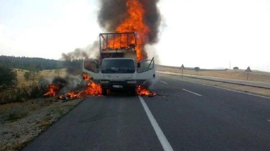 Ev Eşyası Y&uuml;kl&uuml; Kamyonet Alev Alev Yandı
