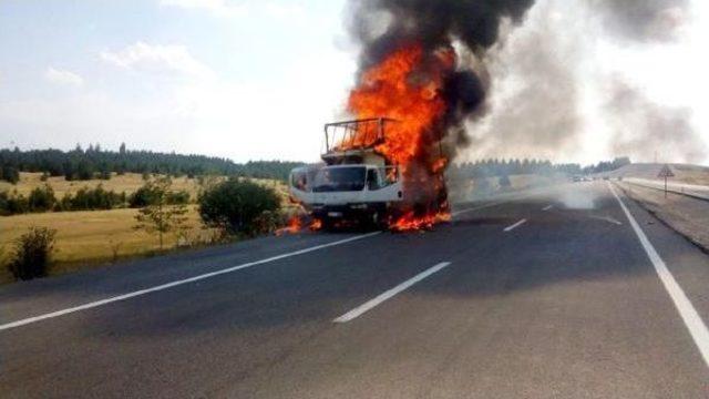 Ev Eşyası Yüklü Kamyonet Alev Alev Yandı