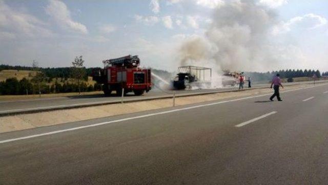 Ev Eşyası Yüklü Kamyonet Alev Alev Yandı