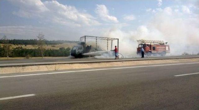 Ev Eşyası Yüklü Kamyonet Alev Alev Yandı