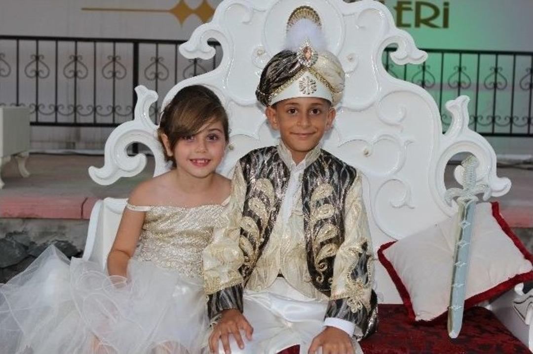 Gazeteci &Uuml;mit Gen&ccedil; Oğlunu S&uuml;nnet Ettirdi