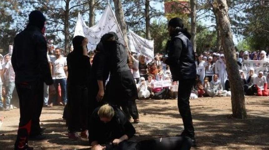 Şengalli Kadınlar Işid'in Saldırısı Sahnelenince Çığlıklar Atarak Ağladı