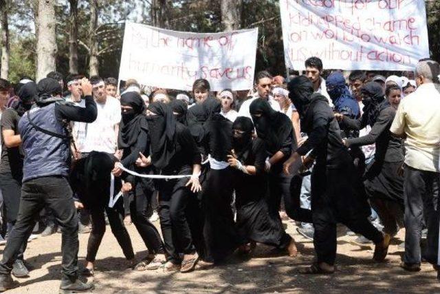 Şengalli Kadınlar Işid'in Saldırısı Sahnelenince Çığlıklar Atarak Ağladı