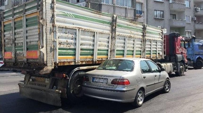 Akhisar Meydanındaki Kaza, Trafiği Fel&ccedil; Etti