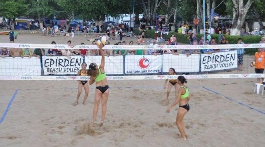 Eğirdir&rsquo;de Plaj Voleybolu İlgi G&ouml;rd&uuml;