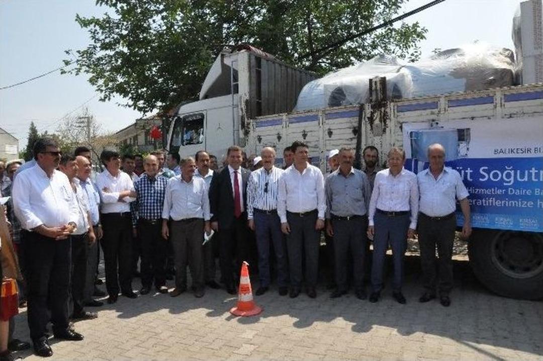 B&uuml;y&uuml;kşehir Belediyesi S&uuml;t Tankları Dağıttı