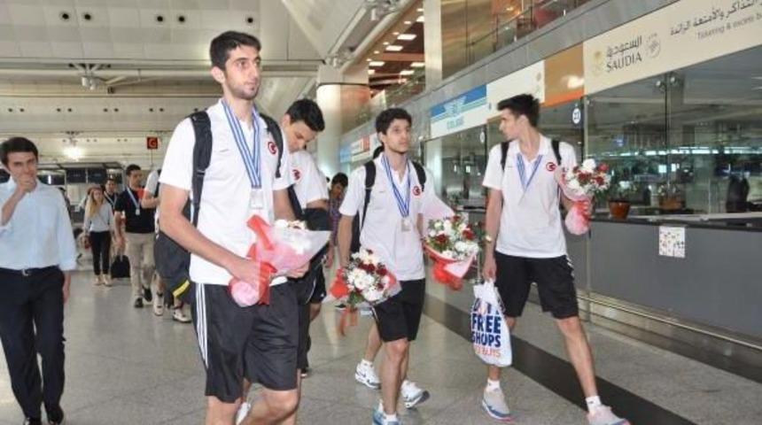 T&uuml;rkiye U18 Basketbol Milli Takımı, Avrupa Şampiyonası'ndan Ikincilikle D&ouml;nd&uuml;