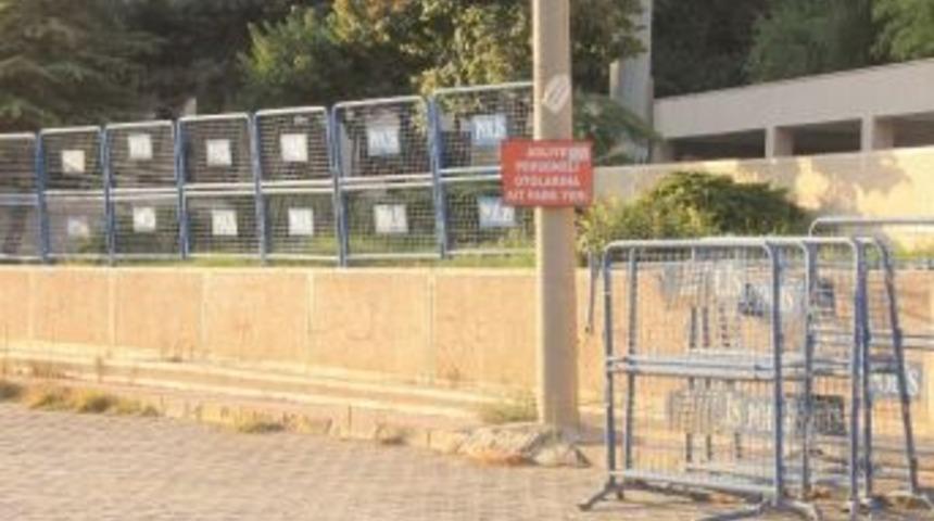 Mardin&rsquo;de Kamu Kurumlarının Etrafı Bariyerlerle Kapatıldı