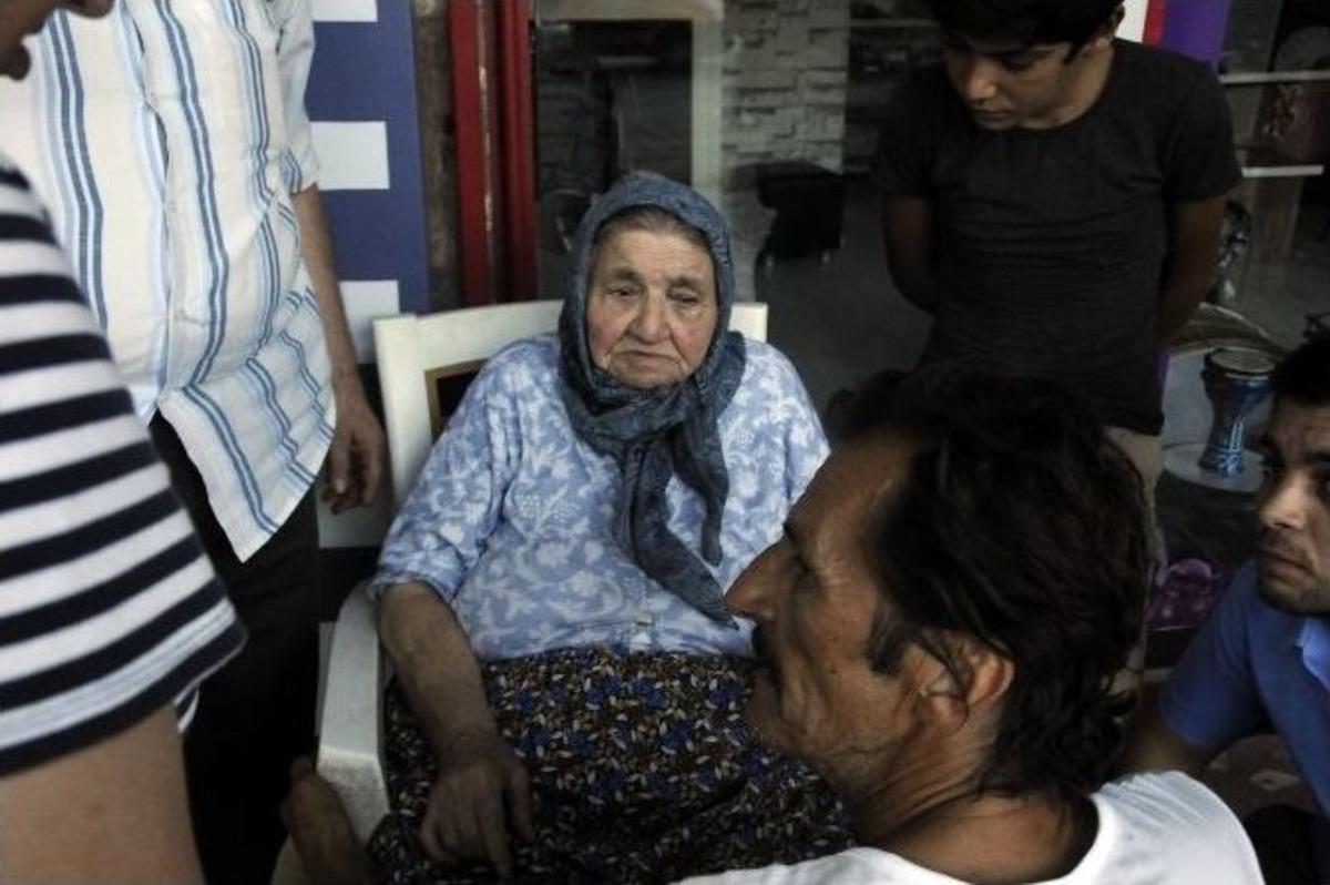 Yaşlı Kadını Yanmaktan, G&uuml;vercinlere Yem Veren Bir Kişi Kurtardı