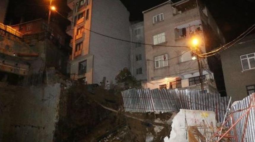 Kağıthane'de Istinat Duvarı &Ccedil;&ouml;kt&uuml;; Iki Bina Boşaltıldı
