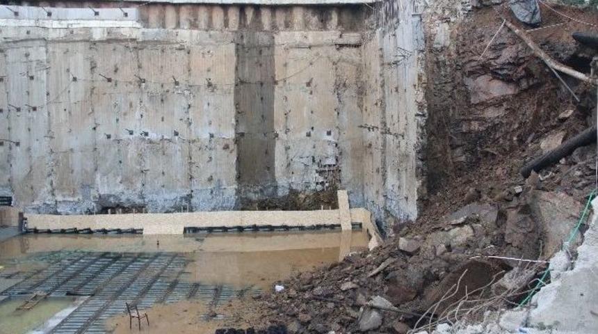 Kağıthane&rsquo;de İstinat Duvarı &Ccedil;&ouml;kt&uuml;: 2 Bina Tahliye Edildi