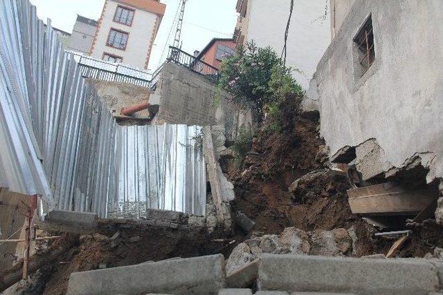 Kağıthane’de İstinat Duvarı Çöktü: 2 Bina Tahliye Edildi