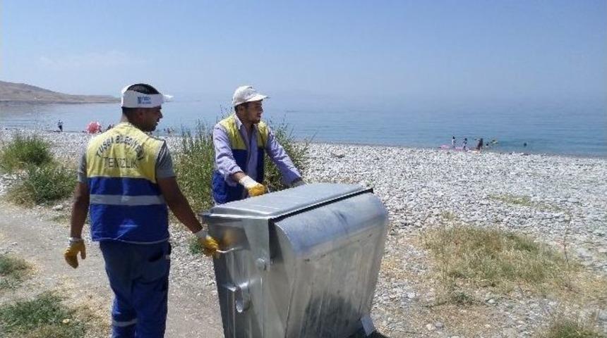 Tuşba Belediyesi&rsquo;nden Sahil Temizliği Ve Konteyner Dağıtımı