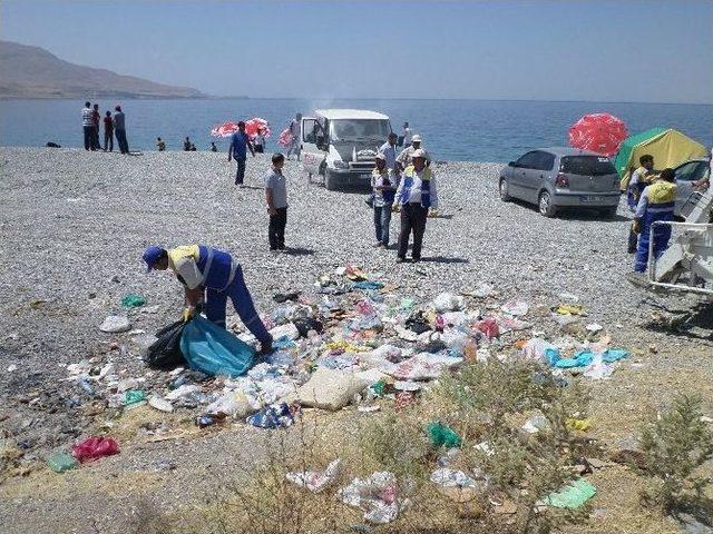 Tuşba Belediyesi’nden Sahil Temizliği Ve Konteyner Dağıtımı