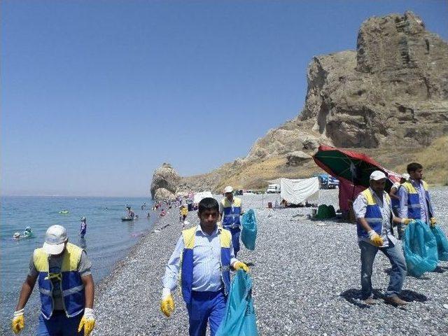 Tuşba Belediyesi’nden Sahil Temizliği Ve Konteyner Dağıtımı