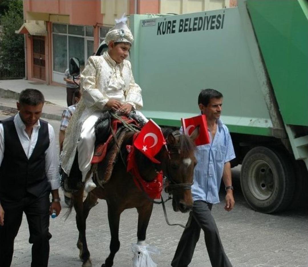 &Ccedil;elik Ailesi S&uuml;nnet T&ouml;reninde Eski Gelenekleri Yaşattı