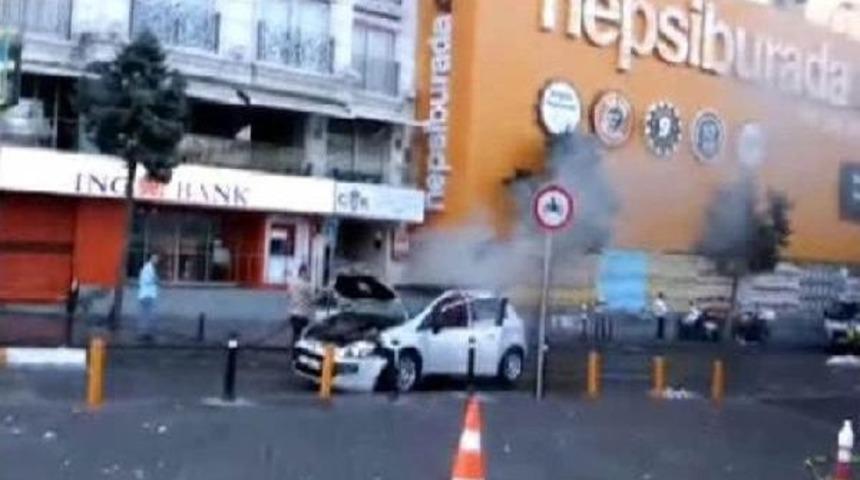 Taksim'de Demir Dubaya &Ccedil;arpan Otomobil Yandı