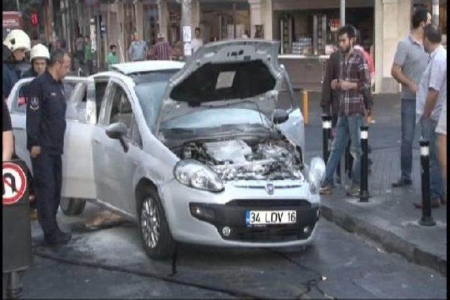 Taksim'de Demir Dubaya Çarpan Otomobil Yandı
