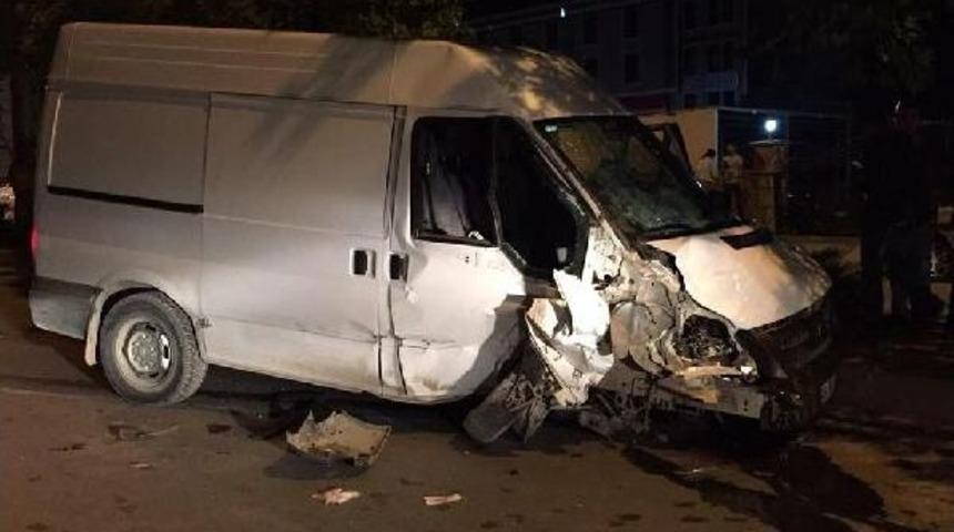 Alkoll&uuml; S&uuml;r&uuml;c&uuml; Kaldırıma &Ccedil;ıktı: 7 Yaralı