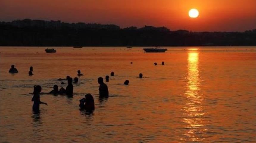 Antalya'da Sıcaktan Bunalanlar Sahilde Sabahladı