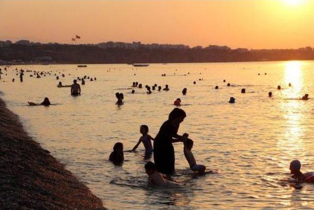 Antalya da Sıcaktan Bunalanlar Sahilde Sabahladı 1