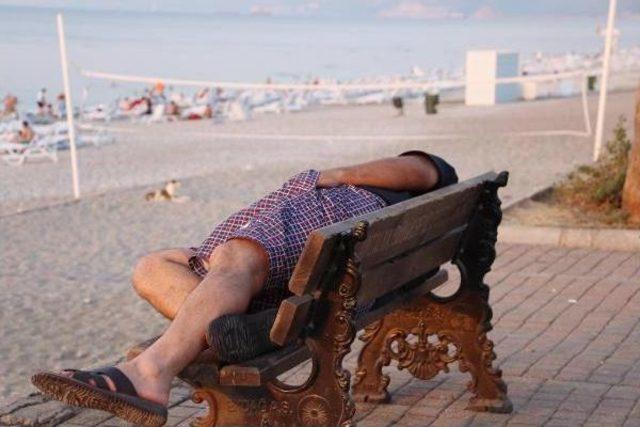 Antalya da Sıcaktan Bunalanlar Sahilde Sabahladı 2
