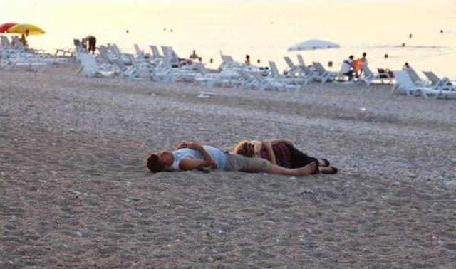 Antalya da Sıcaktan Bunalanlar Sahilde Sabahladı 3