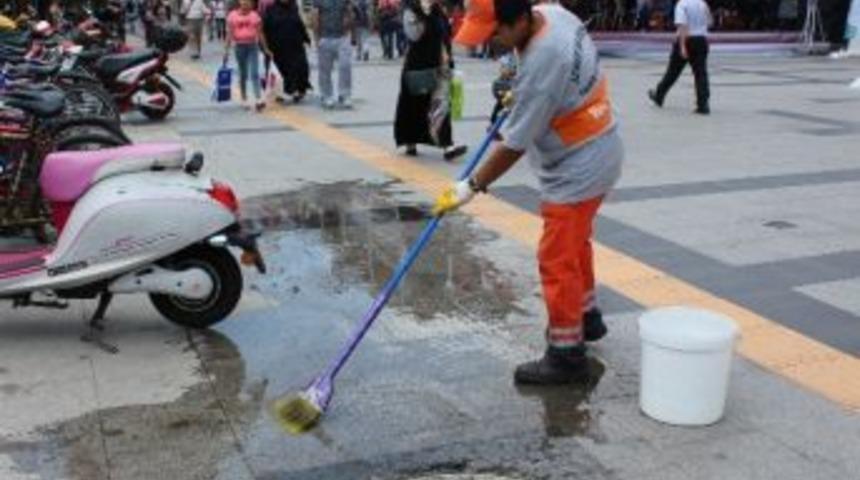 İzmit Belediyesi&rsquo;nden Yağ &Ccedil;&ouml;z&uuml;c&uuml;l&uuml; Temizlik
