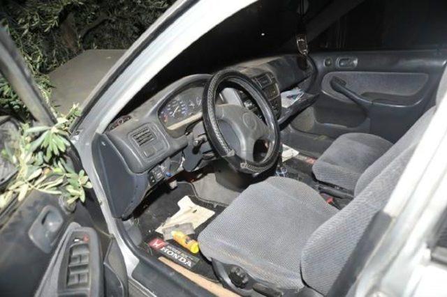 Otomobil Zeytin Ağacına &Ccedil;aptı: 2 Yaralı 1