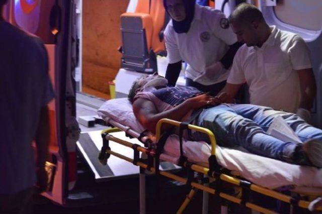 Otomobil Zeytin Ağacına &Ccedil;aptı: 2 Yaralı 2