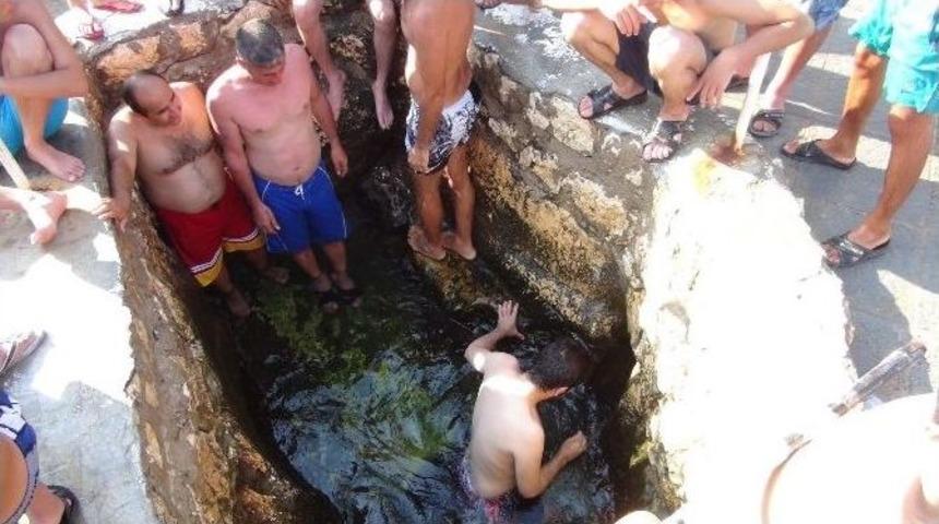 Denizle Karışan Doğal Su Kaynağında Serinliyorlar