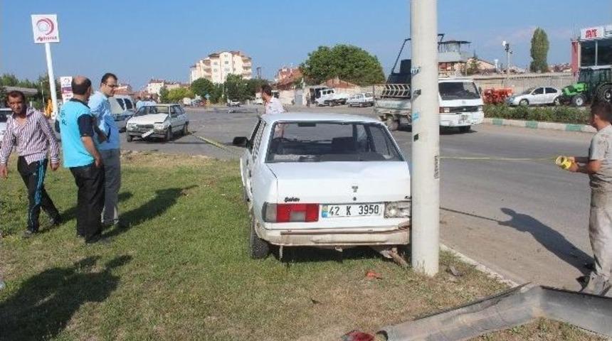 Beyşehir&rsquo;de İki Otomobil &Ccedil;arpıştı: 1 Yaralı