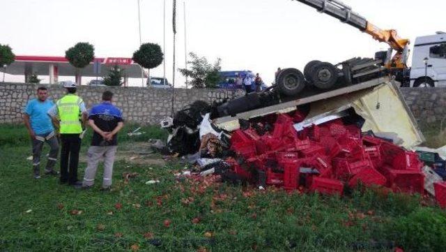 Şeftali Yüklü Kamyon Takla Attı: 1 Ölü, 1 Yaralı