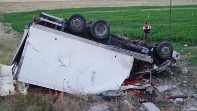 Şeftali Yüklü Kamyon Takla Attı: 1 Ölü, 1 Yaralı