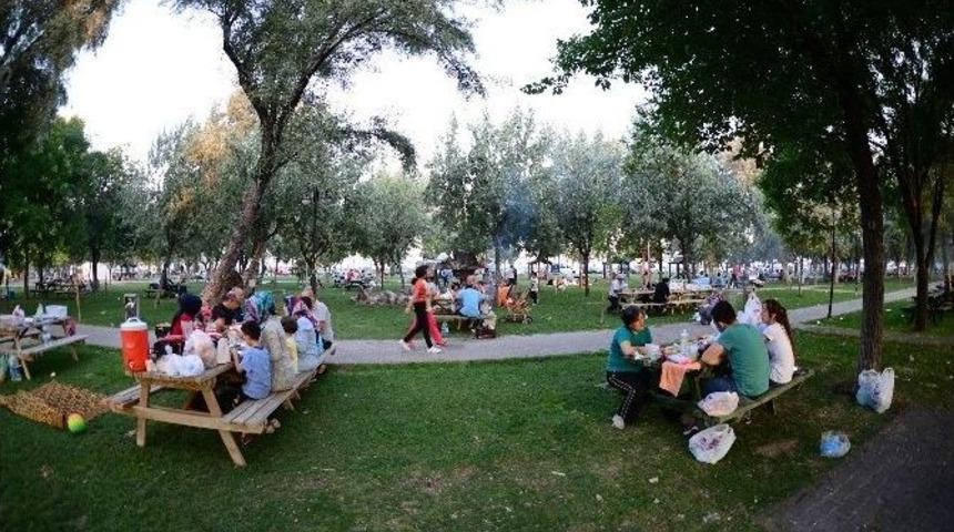 Vatandaşlar Sıcaklarda Parklara Akın Ediyor