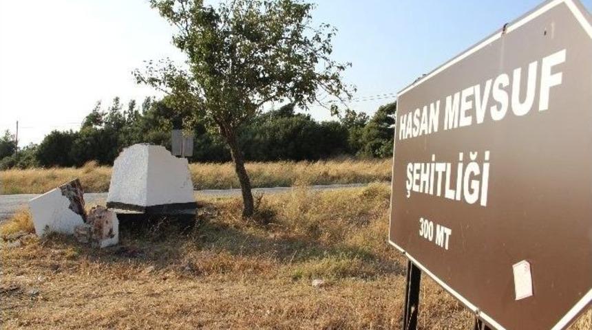 Şehitlik Kaidesine Otomobil &Ccedil;arptı