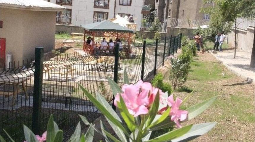 Hastane Bah&ccedil;esine Dinlenme Alanı Yapılıyor