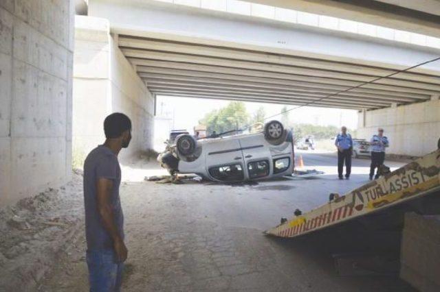 Otoyol Inşaatında Hafif Ticari Araç Köprüden Düştü: 1 Yaralı