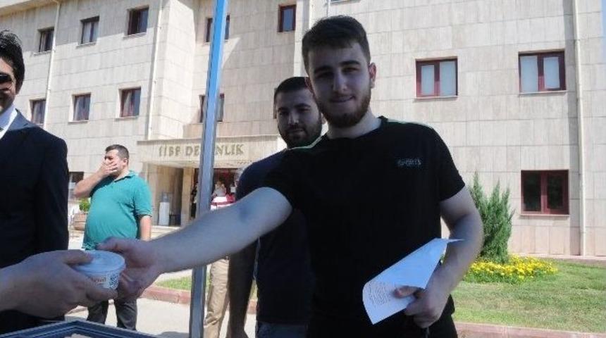 Ks&uuml;&rsquo;ye Kayıt İ&ccedil;in Gelen &Ouml;ğrencilere Dondurmalı Karşılama