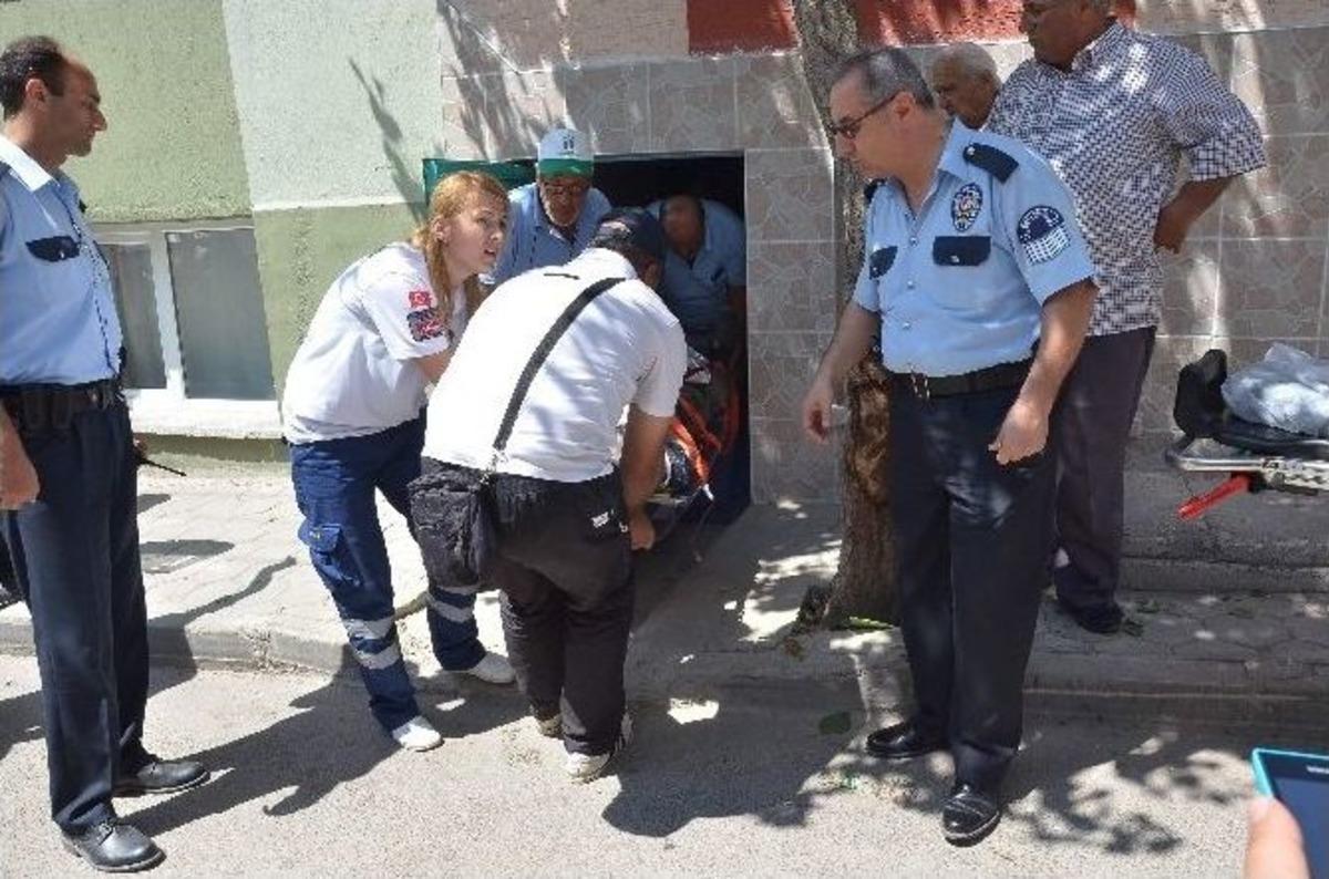 &Ccedil;atı Tamir Ederken Aşağıya D&uuml;şen Vatandaş Hayatını Kaybetti