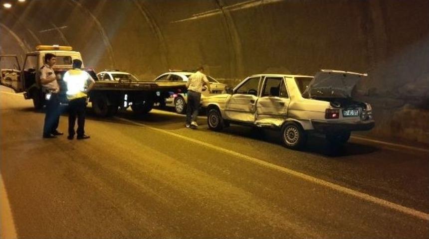 Otomobiller T&uuml;nelde &Ccedil;arpıştı: 1 Yaralı