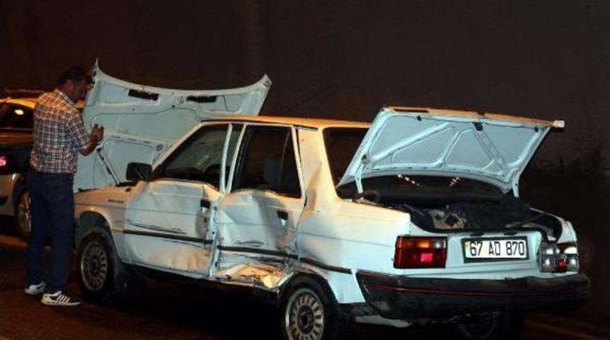 T&uuml;nelde 2 Otomobil &Ccedil;arpıştı: 1 Yaralı