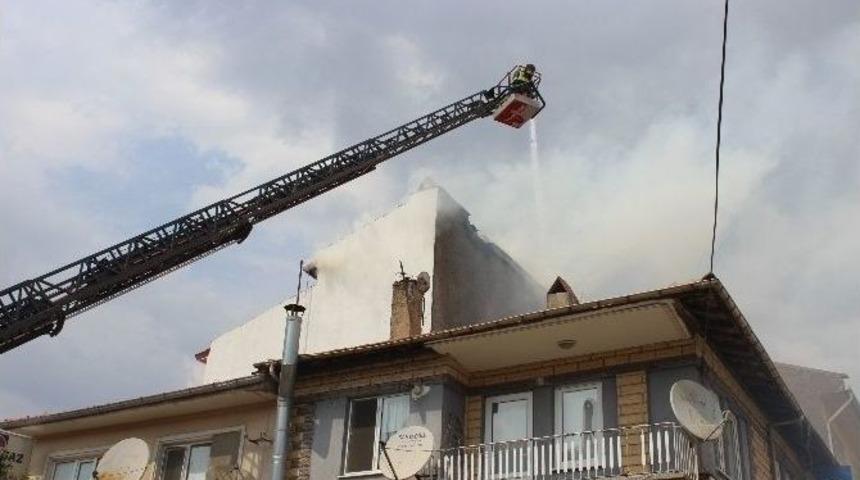 Tavşanlı&rsquo;da &Ccedil;atı Katında &Ccedil;ıkan Yangın Korkuttu