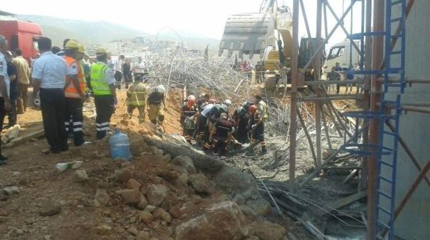 İzmir&rsquo;de Yol İnşaatında İskele &Ccedil;&ouml;kt&uuml;: 4 İş&ccedil;i Enkaz Altında