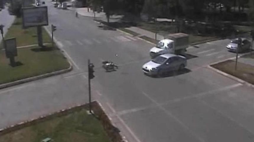 Dikkatsiz S&uuml;r&uuml;c&uuml; Kazalarını Mobese Kameraları Kaydetti