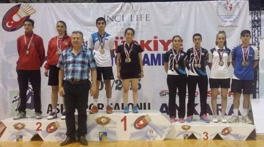 Badmintonculardan Madalya Yağmuru