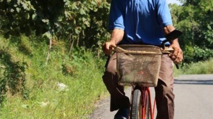 İzmir'den &Uuml;nye'ye Asker Torununu Ziyarete Bisikletle Geldi